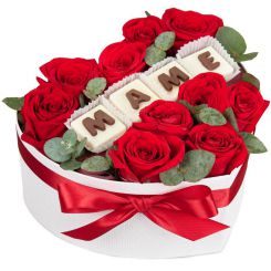 Коробка в форме сердца с розами