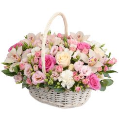 Розы,лизиантус,орхидеи букет в корзине Милая неженка